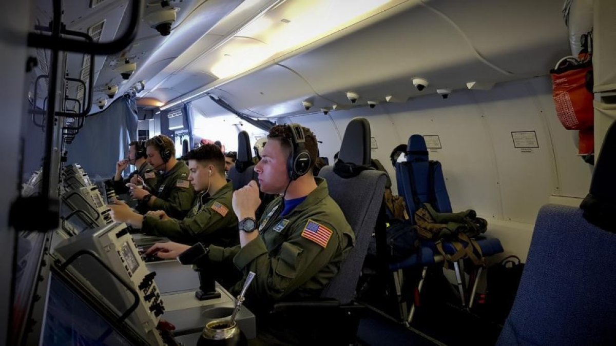 Marinos estadounidenses que participan en la búsqueda del submarino ARA San Juan.-/ MAURICIO CUEVAS (AP)