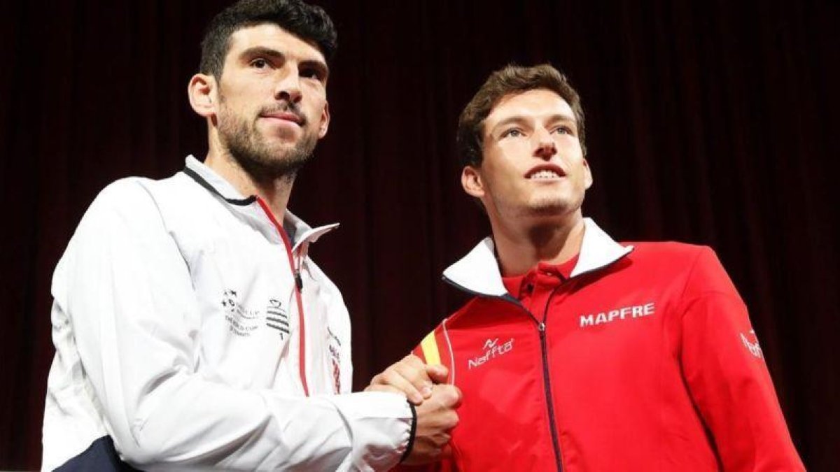 Pablo Carreño (derecha), con Franko Skugor, en el sorteo de este jueves en Osijek.-EFE / ANTONIO BAT