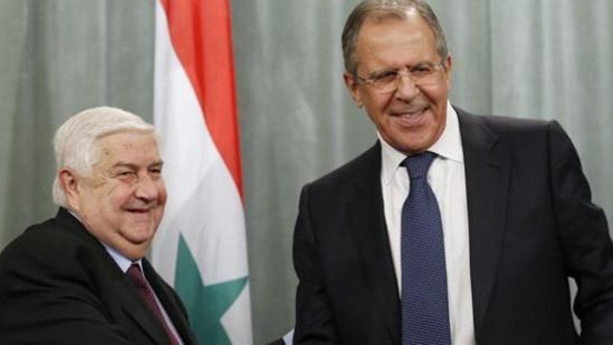 Lavrov (derecha) estrecha la mano de su homólogo sirio, en Moscú, este viernes.-