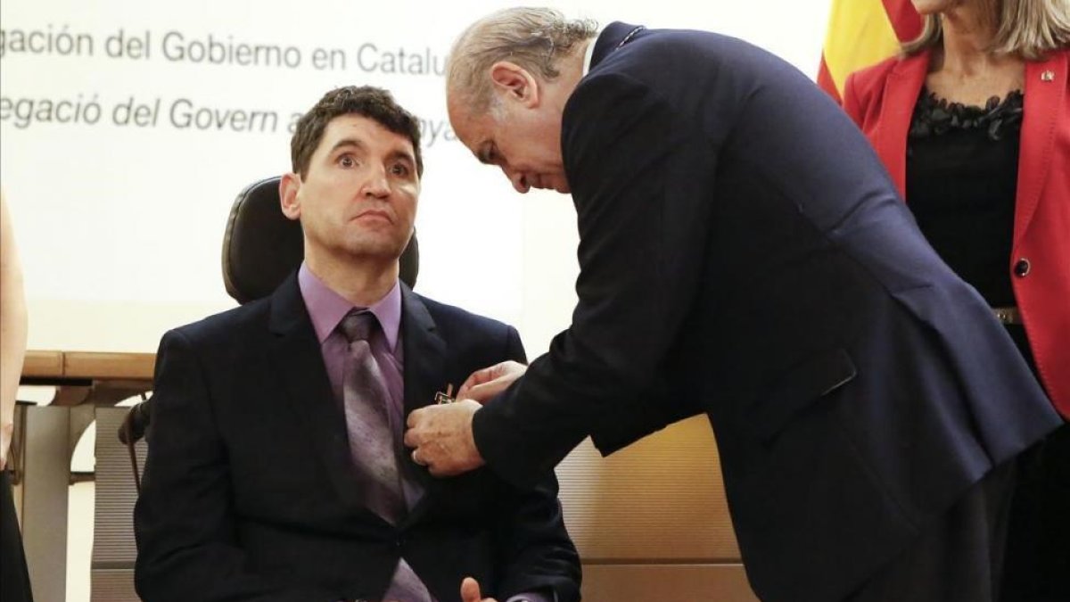 Condecoración de Juan José Salas, en el 2013.-/ FERRAN NADEU
