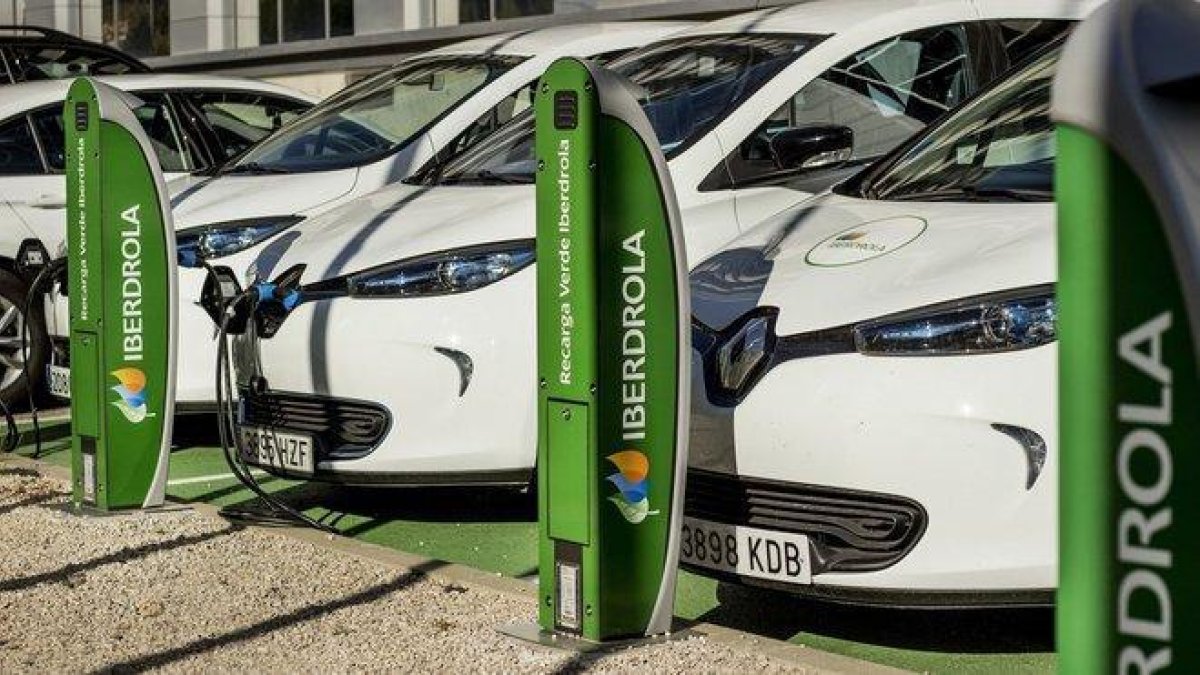 Coches eléctricos en cargadores de Iberdrola.-