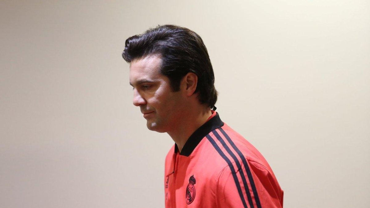 Santiago Solari, saliendo de una rueda de prensa-