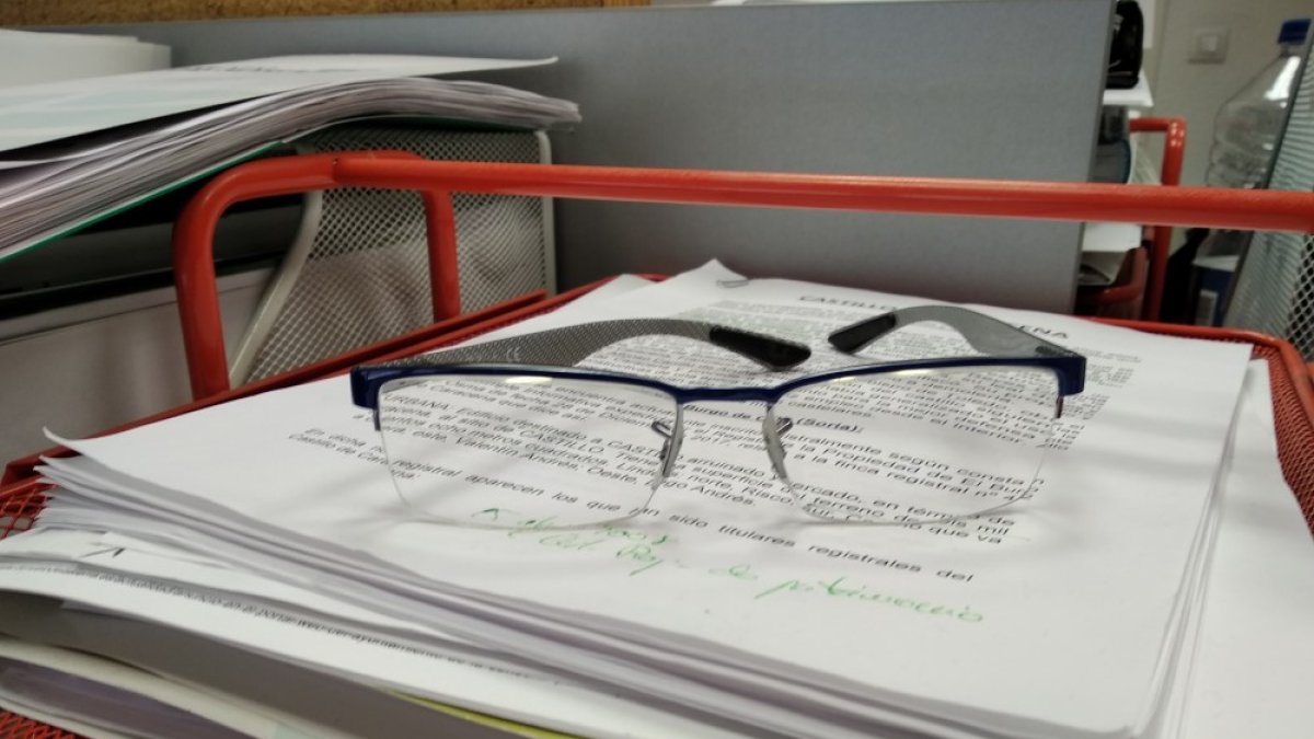 Gafas sobre una pila de papeles. HDS