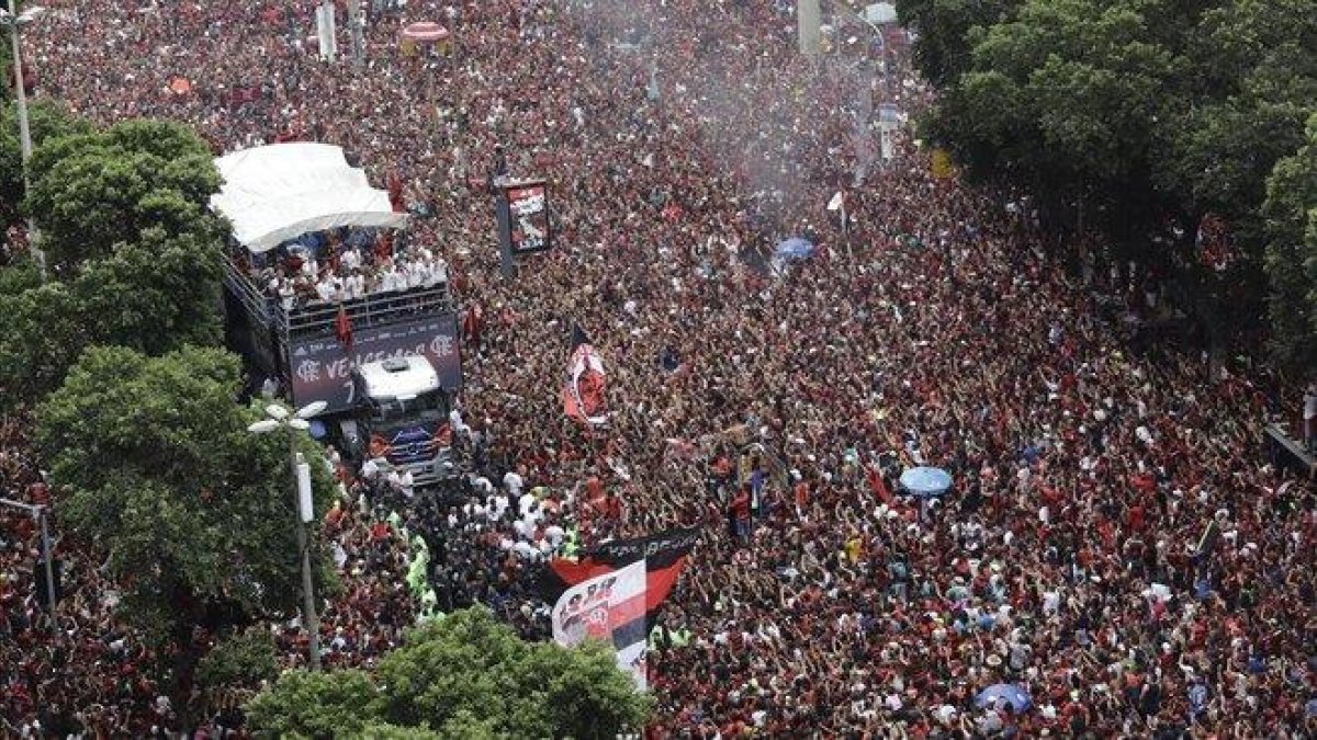 El desfile triunfal del Flamengo por las calles de Río de Janeiro como campeón de la Libertadores-AP