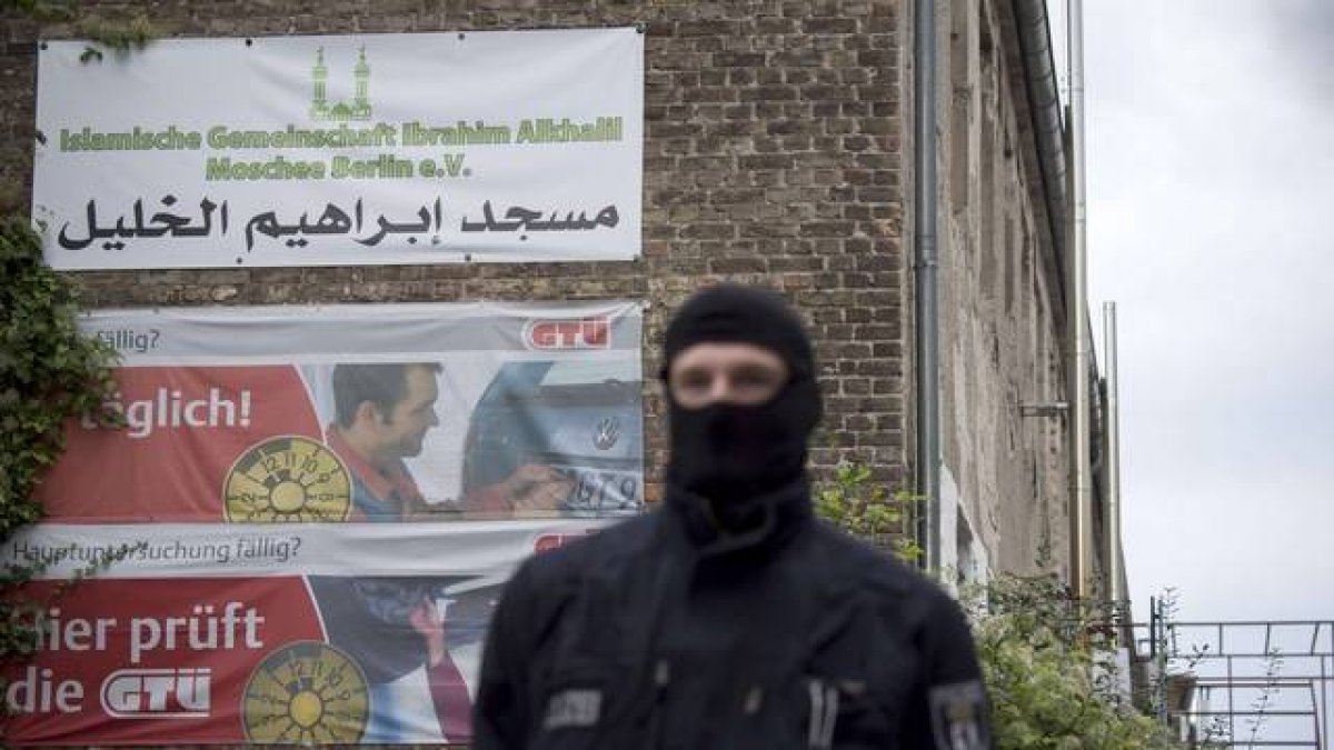Un oficial de la policía alemana espera fuera de una asociación musulmana supuestamente vinculada a una trama de apoyo al yihadismo en Siria.-AFP / ODD ANDERSEN