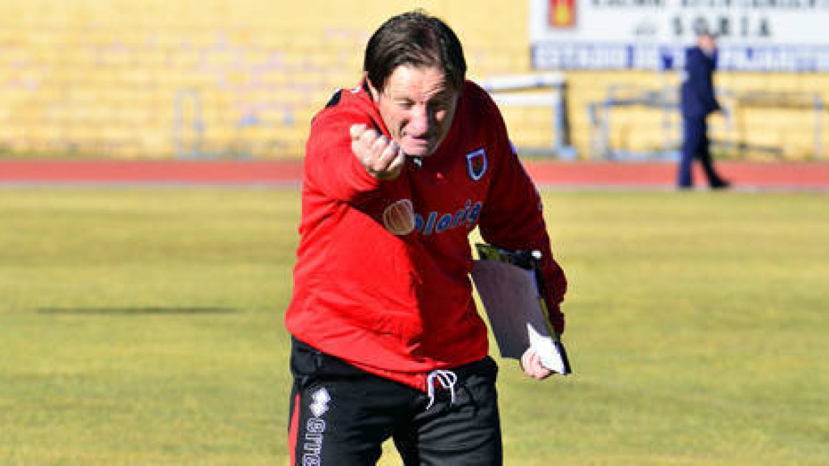 Anquela en un entrenamiento de esta semana dando indicaciones a sus jugadores. / Álvaro Martínez-