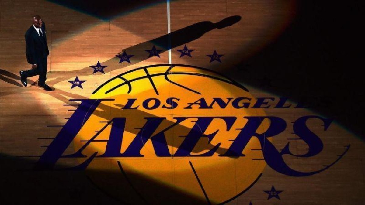 Momento en el que Kobe Bryant aparece en el Staples Center.-HARRY HOW