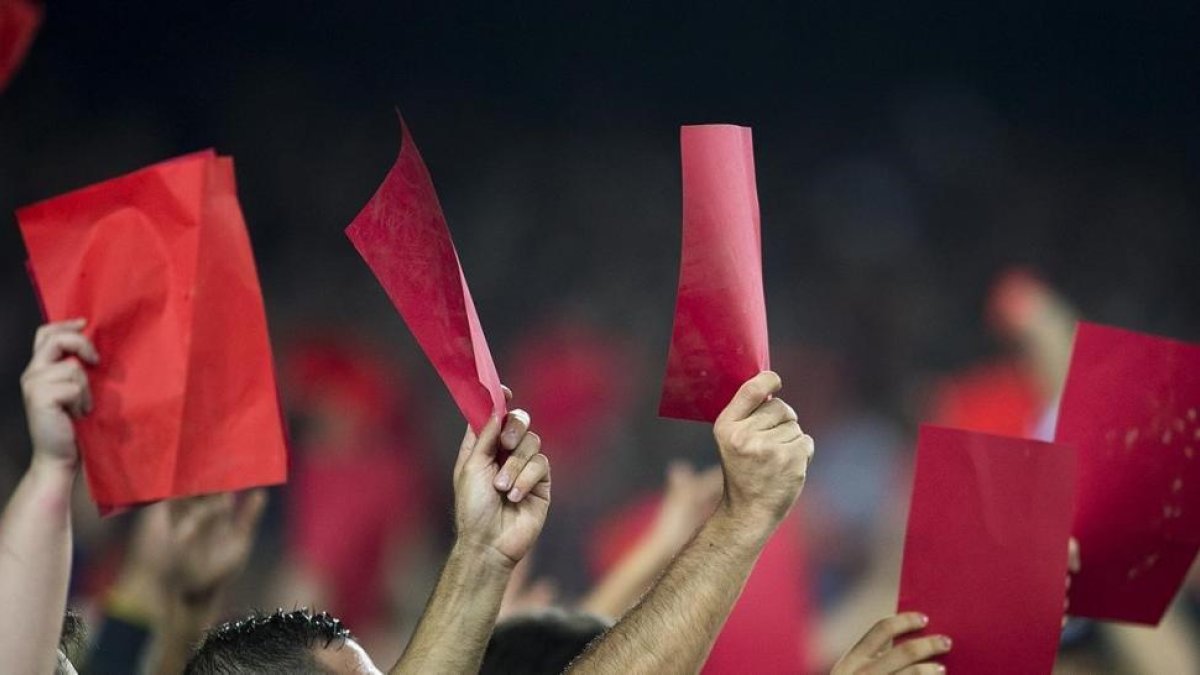 Tarjeta roja a un árbitro gallego.-/ JORDI COTRINA