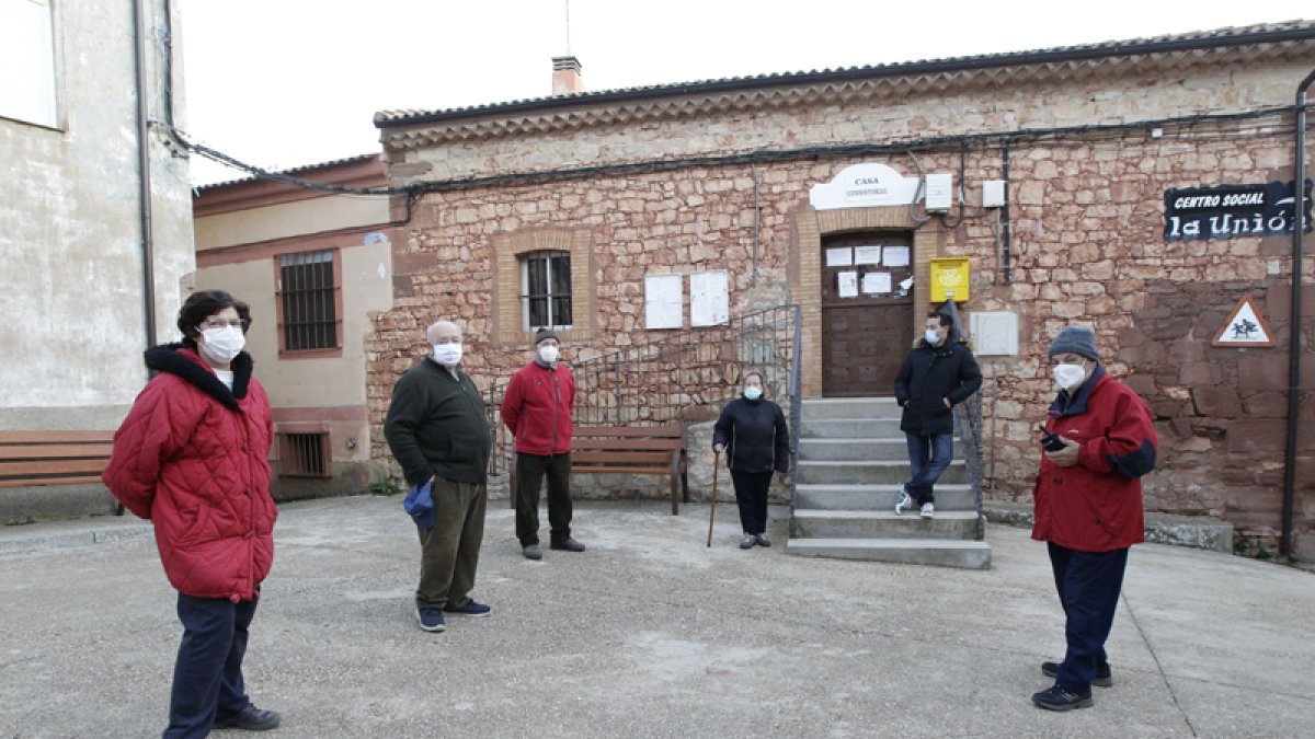 El alcalde y vecinos del pueblo. LAT