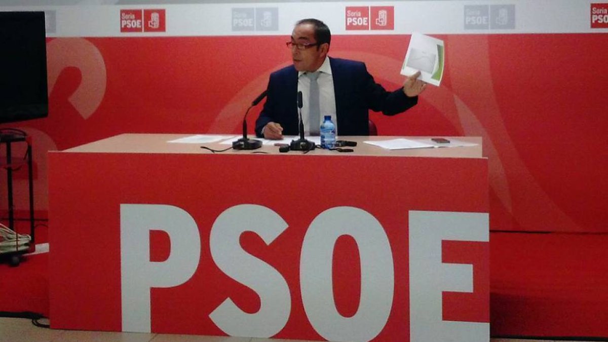 Luis Rey muestra el gráfico sobre la caída de la población en Soria.-T. C.