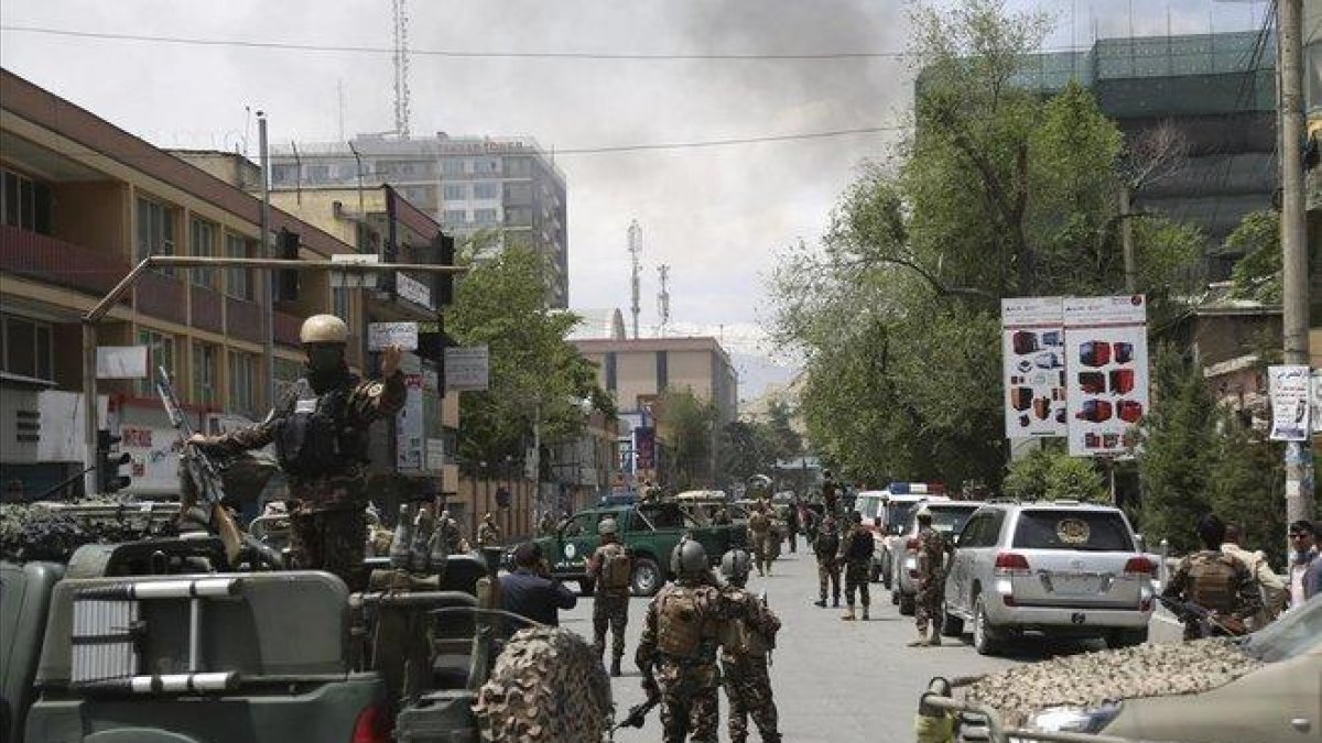 Imagen de la zona afectada por la explosión contra una ONG internacional en Kabul.-RAHMAT GUL (AP)