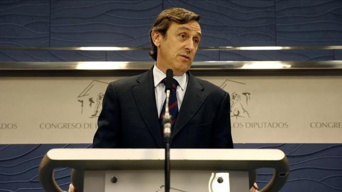 El portavoz del PP en el Congreso, Rafael Hernando, esta martes en rueda de prensa.-JOSÉ LUIS ROCA