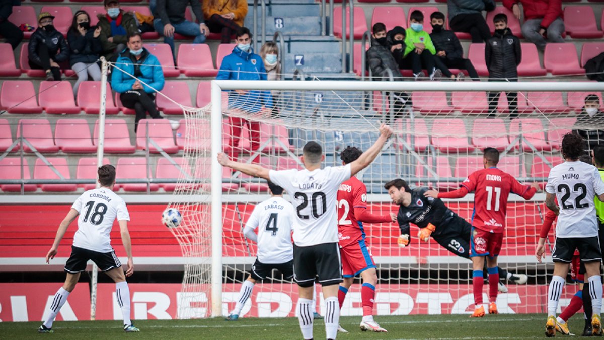 Momento en el que el Burgos lograba el gol que le iba a dar los tres puntos en Los Pajaritos. GONZALO MONTESEGURO