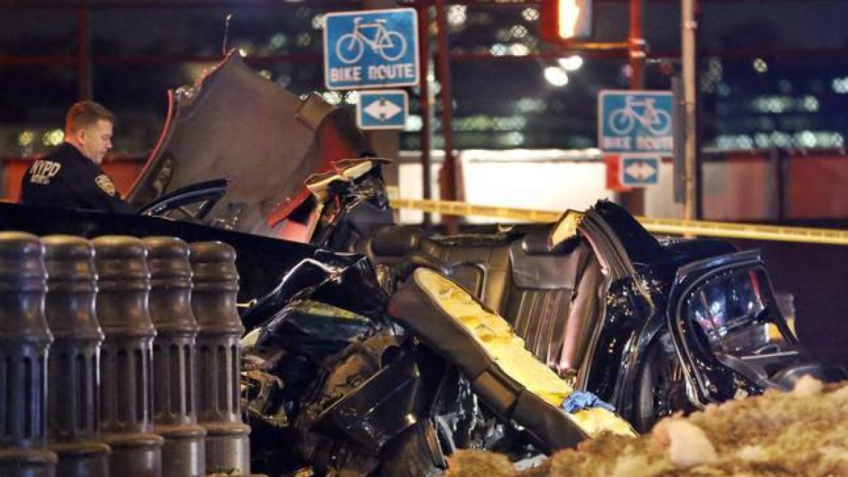 Estado en que quedó el taxi en el que viajaba Bob Simon, el miércoles en Nueva York.-Foto: AP / KATHY WILLENS