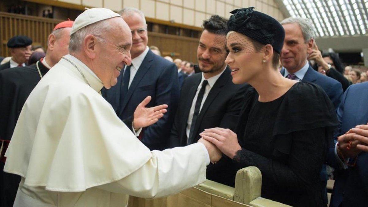 Katy Perry y Orlando Bloom con el Papa Francisco, el pasado sábado.-/ VATICAN MEDIA FOTO HANDOUT