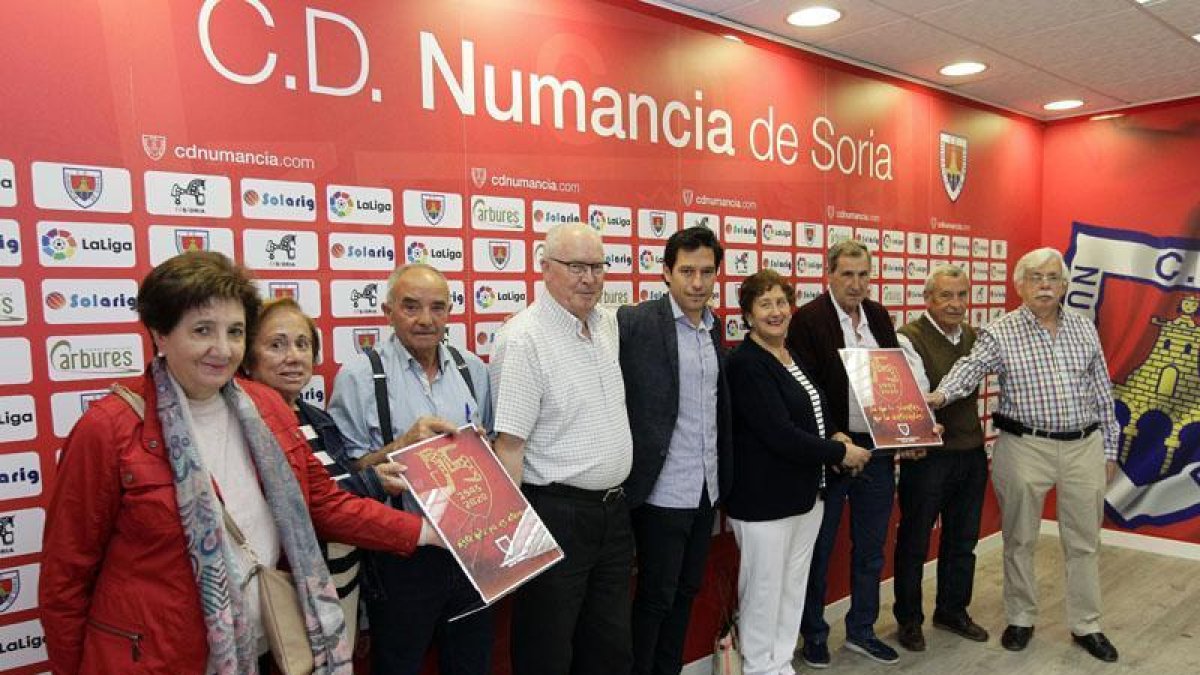 Algunos de los abonados del Numancia nacidos en el año de la fundación del club en 1945 junto al responsable de marketing Javier del Pino.-Luis Ángel Tejedor