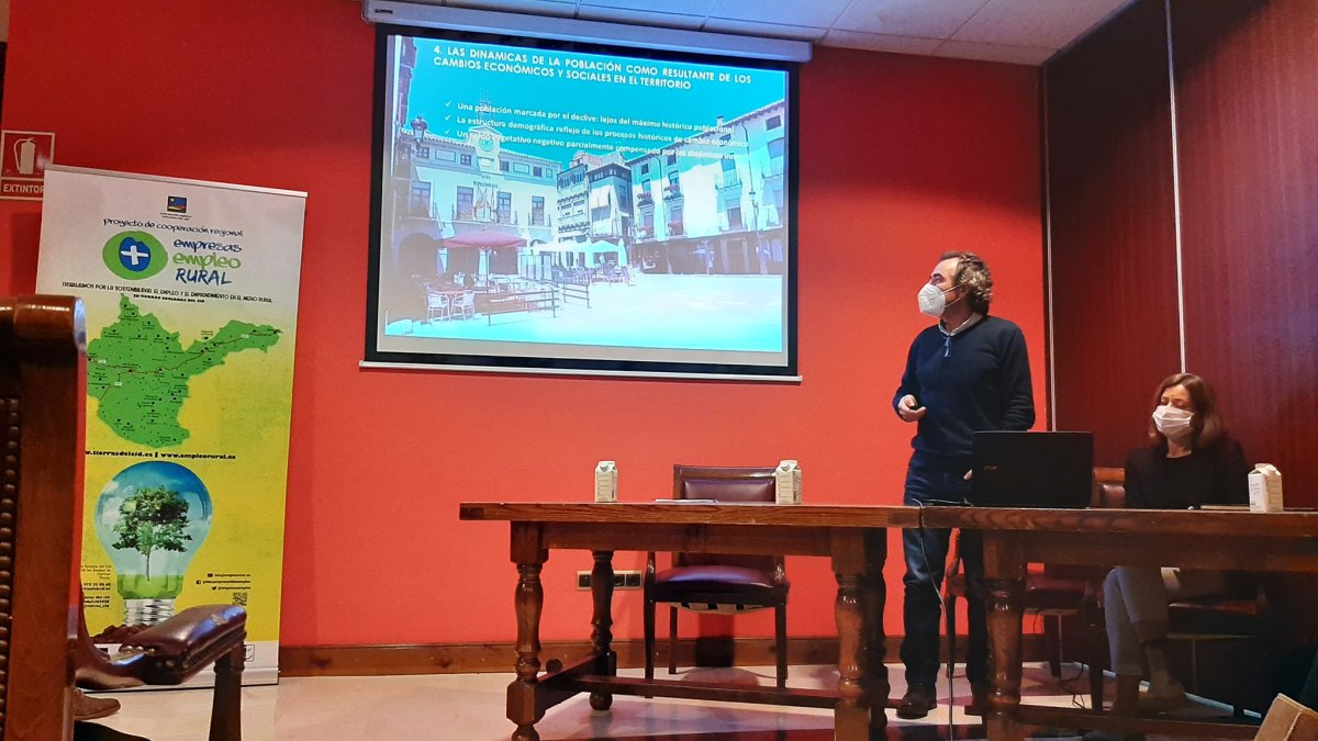 Un momento de la presentación en la sede de El Hueco Oxma. ANA HERNANDO
