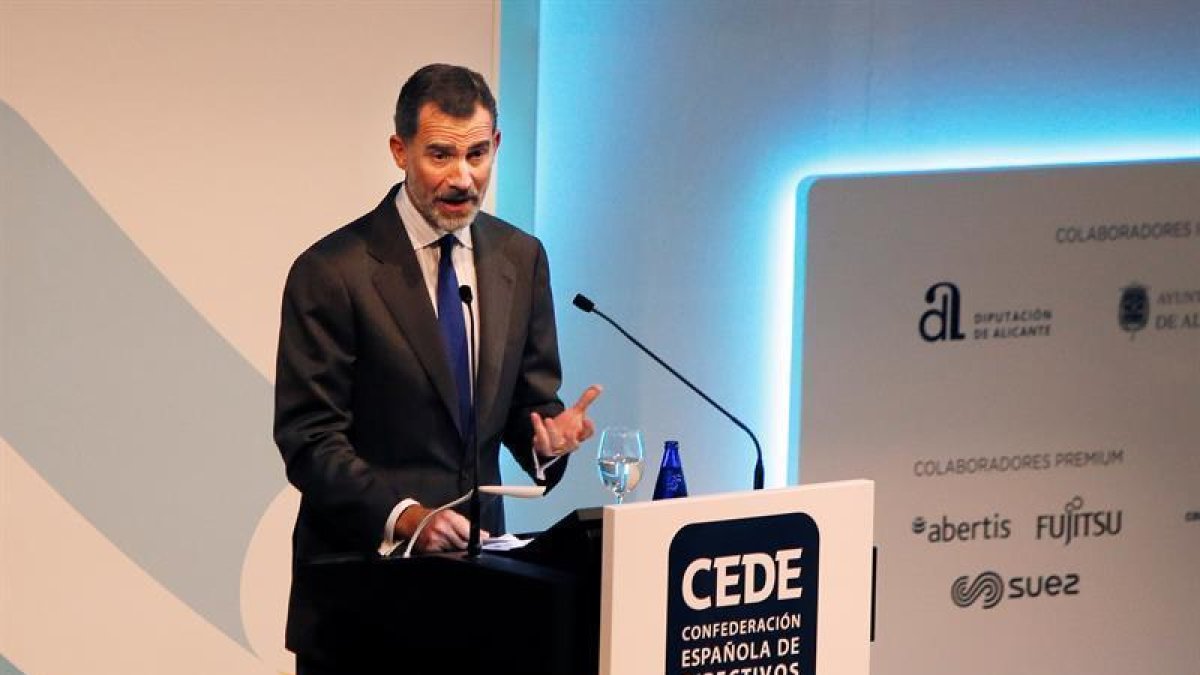 El Rey Felipe VI durante su intervención en la clausura del XVI congreso de la Confederación Española de Directivos y Ejecutivos (CEDE)-EFE