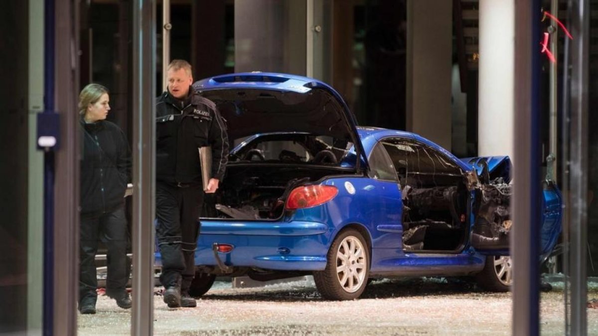 La policía inspecciona el vehículo en la sede del SPD en Berlín.-AFP