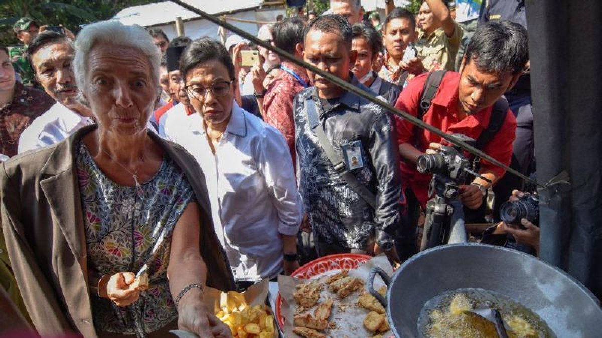 Christine Lagarde, en un mercado callejero de Lombok (Indonesia).-REUTERS