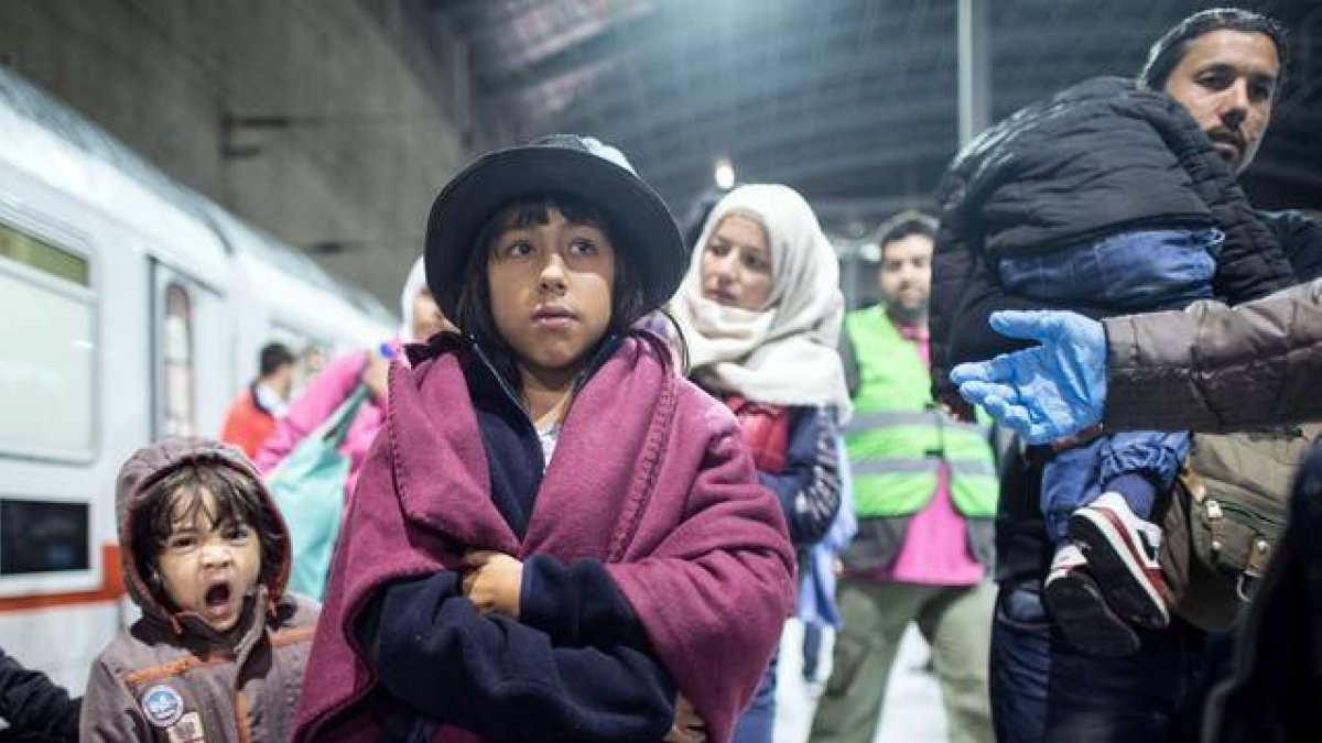 Un grupo de refugiados en una estación de tren en Austria.-AFP / FEDERICO GAMBARINI