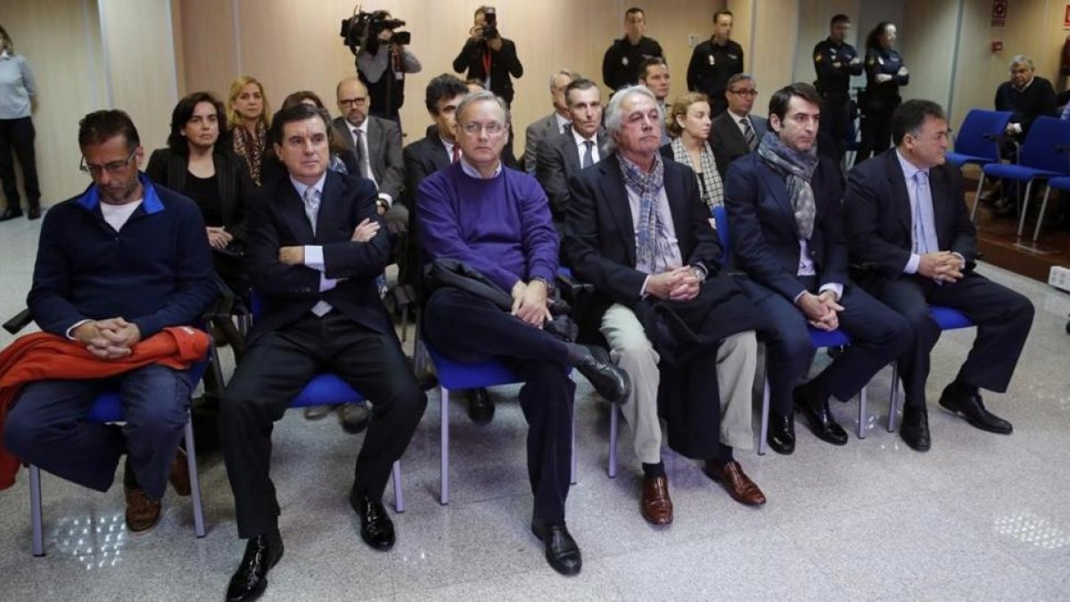 Los 17 acusados en el juicio del 'caso Nóos'.-EFE / BALLESTEROS