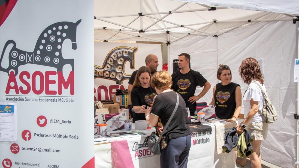 La Asociación Soriana de Esclerosis Múltiple conmemoró el Día Mundial con una mesa informativa. GONZALO MONTESEGURO
