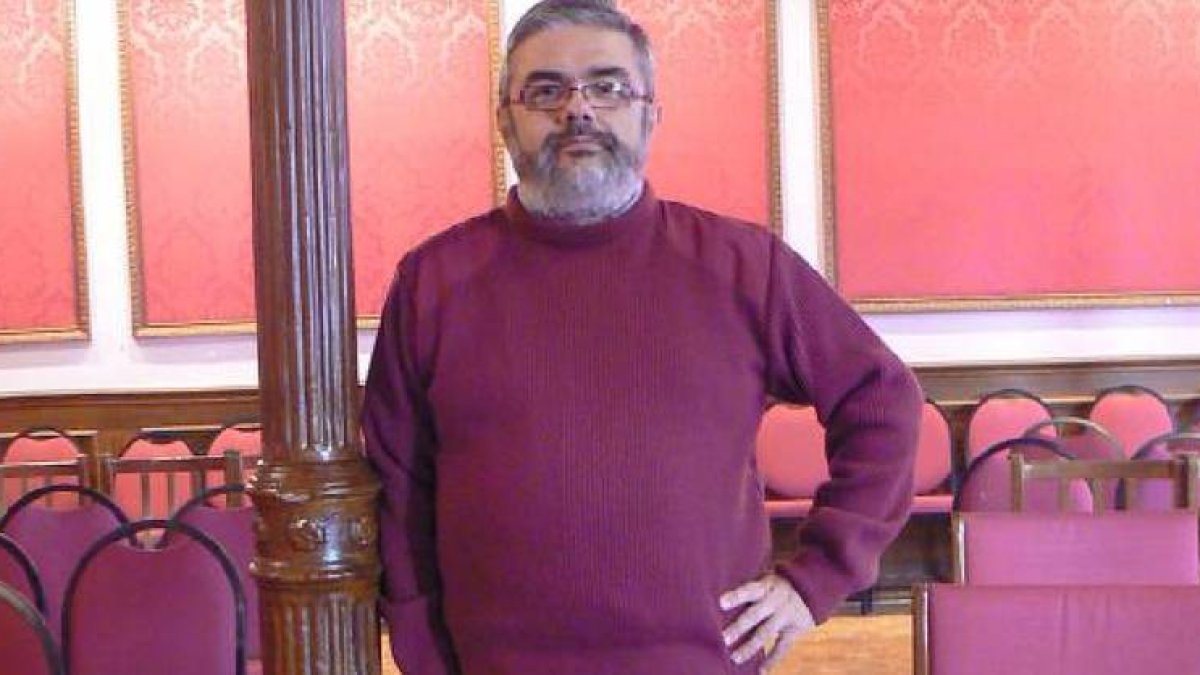 ésar Ibáñez París ayer, en el salón Gerardo Diego del Círculo La Amistad Numancia. / PEDRO CALAVIA-