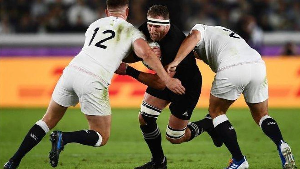 Los ingleses Owen farrell y Jamie George impiden el avance de Kieran Read.-AFP / CHARLY TRIBALLEAU