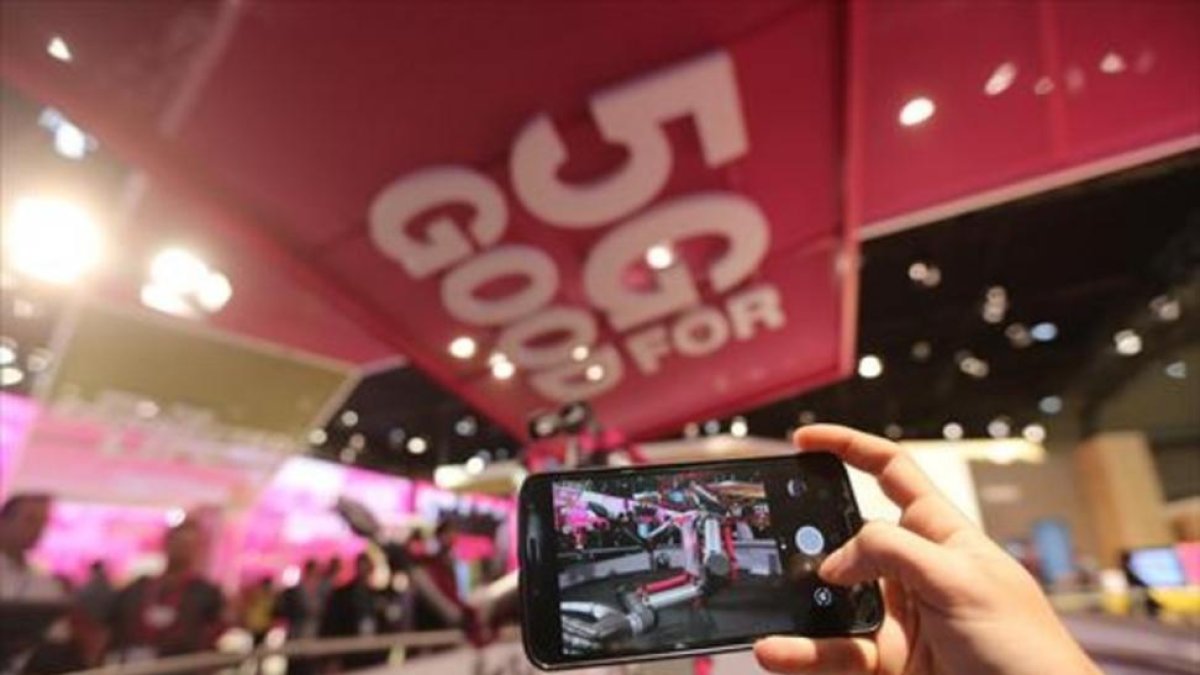 Demostración del uso de 5G en un estand del Mobile World Congress.-DANNY CAMINAL