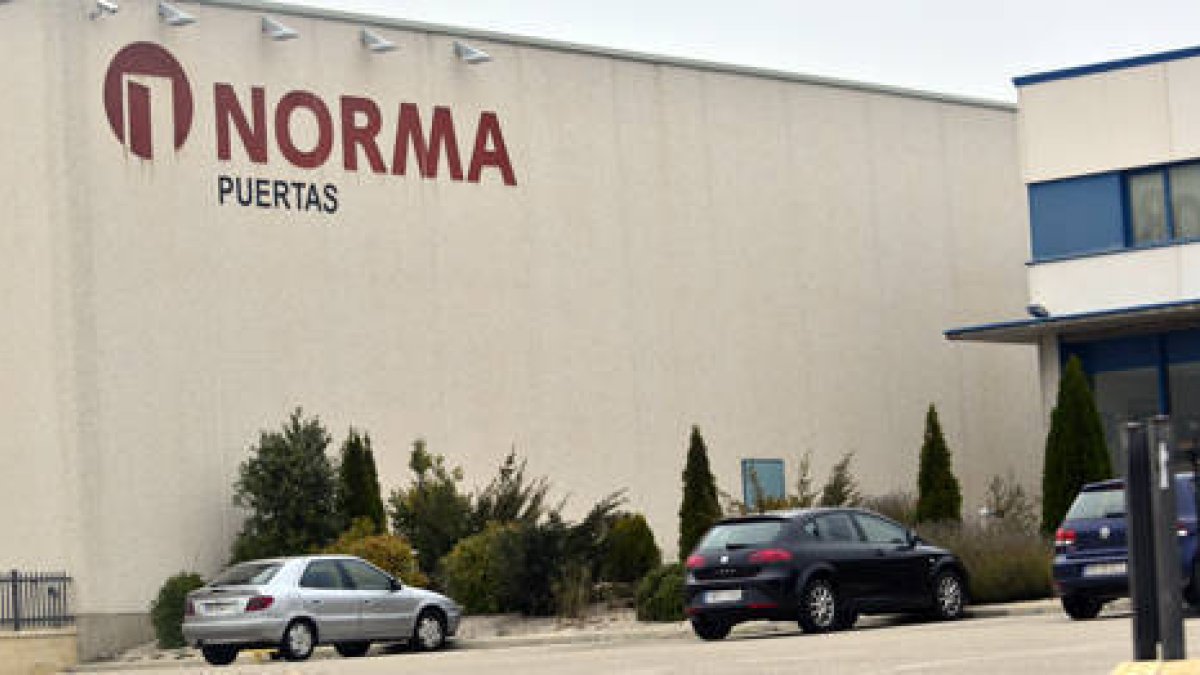 Exterior de la planta de Puertas Norma. / VALENTÍN GUISANDE-