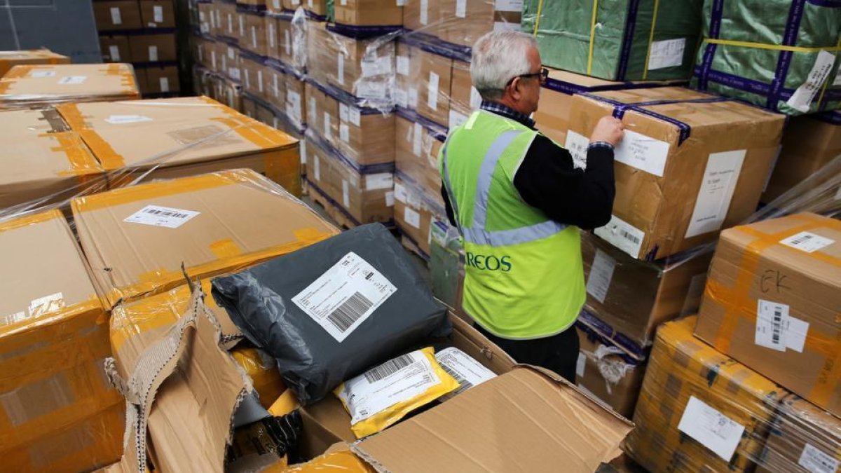 Tratamiento de paquetería en las instalaciones de Correos en la Zona Franca de Barcelona.-RICARD CUGAT