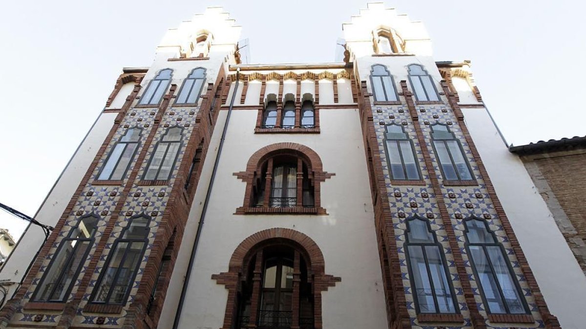 El edificio de viviendas de la calle Estudios que forma parte de la ruta.-LUIS ÁNGEL TEJEDOR
