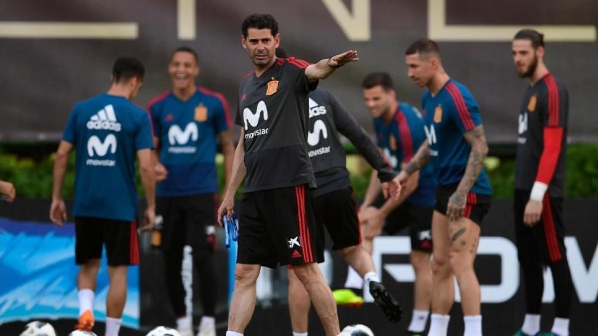 Hierro dirige el entrenamiento en la academia de Krasnodar antes del duelo con Rusia.-/ AFP / PIERRE-PHILIPPE MARCOU