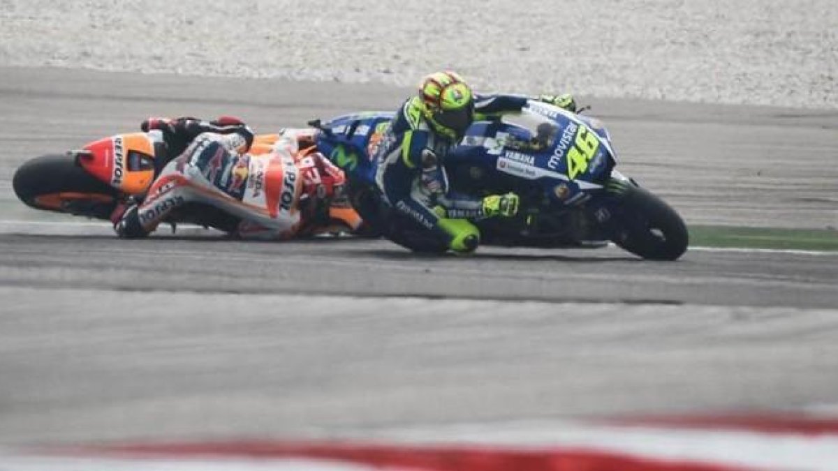 Rossi y Márquez (caído), en el incidente de Sepang del pasado 25 de octubre.-MOTOGP