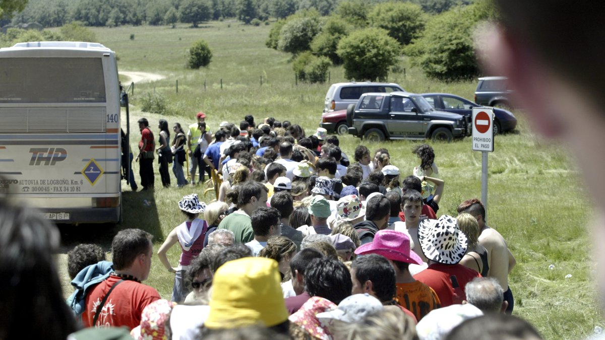 Cola para abandonar Valonsadero en el autobús municipal durante un festejo en el monte. HDS