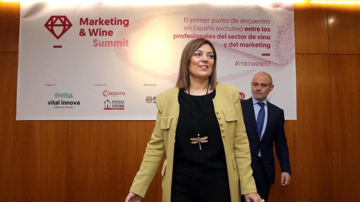 La consejera de Agricultura y Ganadería, Milagros Marcos y el presidente de la Cámara, Víctor Caramanzana, en la inauguración de la Jornada 'Marketing & Wine Summit'-ICAL