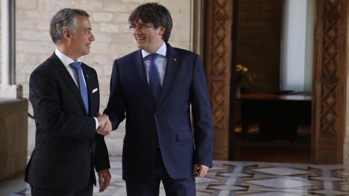 Reunión del lendakari Íñigo UrkulluUrkullu y el president Carles Puigdemont el pasado junio.-JULIO CARBÓ