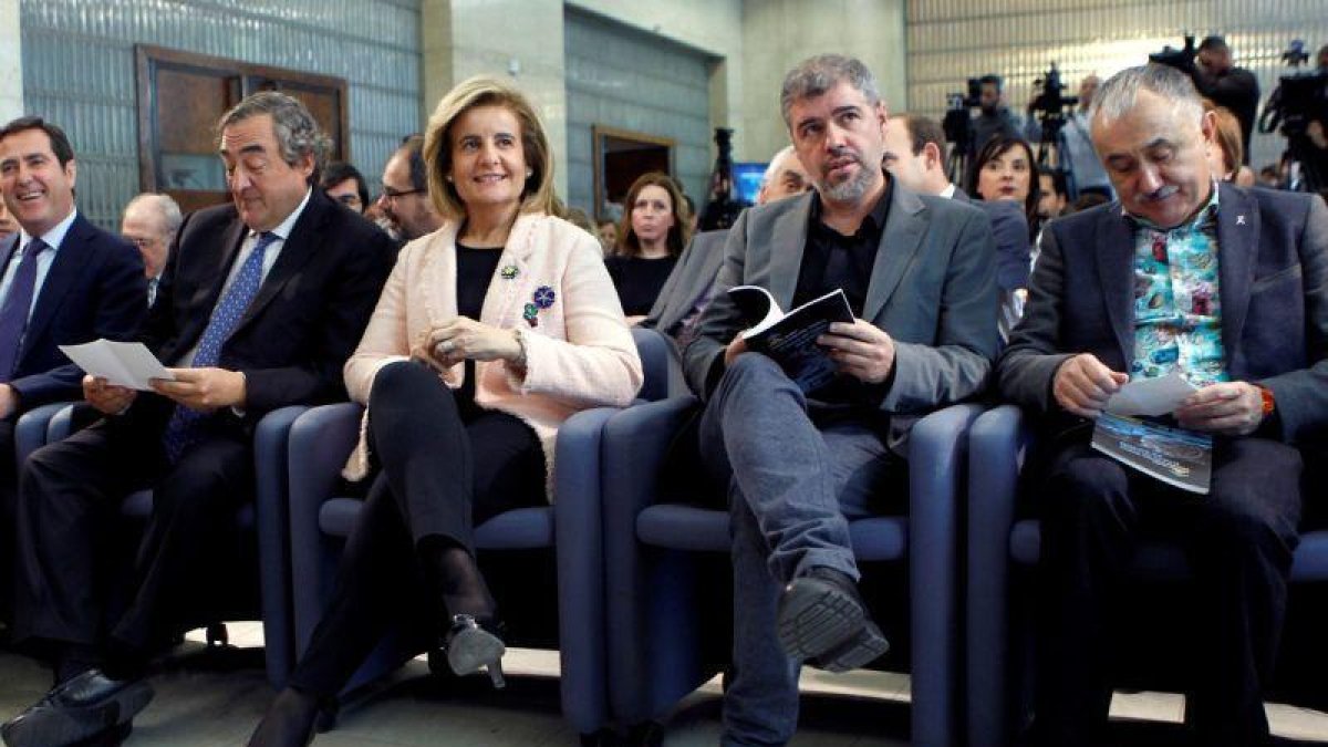 El presidente de la CEOE, Juan Rosell; la ministra de Empleo, Fátima Báñez; y los secretarios generales de CCOO, Unai Sordo y de UGT, Pepe Álvarez, durante el acto de presentación de un libro de la Organización Internacional del Trabajo, el pasado enero.-FRAN DEL OLMO / EFE