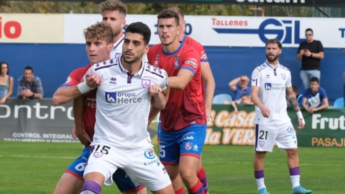 Gorka Pérez en una acción con el soriano del Calahorra Vidorrera. Área 11