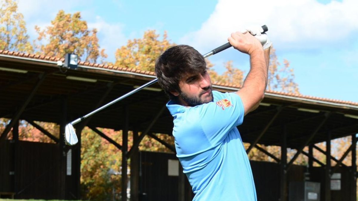 El golfista soriano Daniel Berná en las instalaciones del Club de Golf Soria. MARIO TEJEDOR