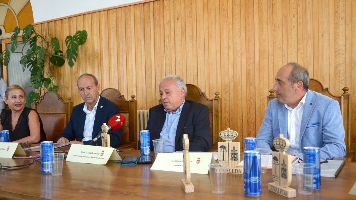 Yolanda de Gregorio, Alberto Abad, Gonzalo Santonja y Carlos Llorente, ayer en Covaleda. RAQUEL FERNÁNDEZ
