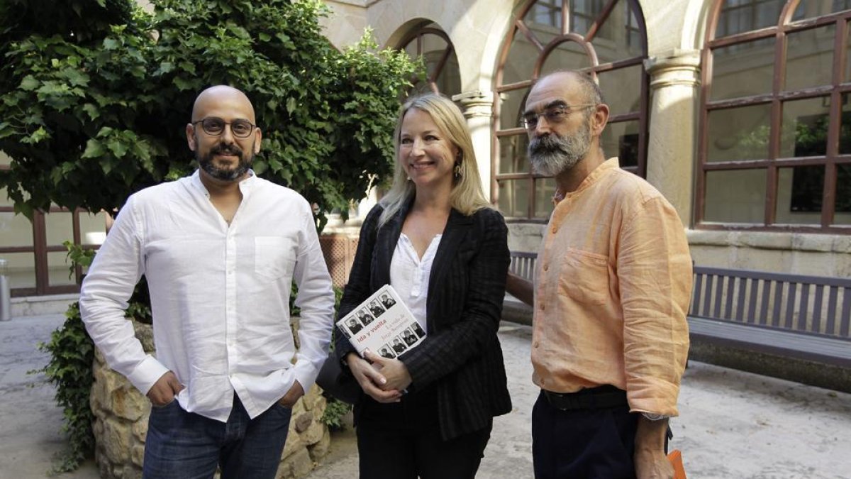 Sergio Campos y Soledad Fox Maura, ayer, antes de su intervención en el ciclo 'Literaturas laterales'.-Luis Ángel Tejedor