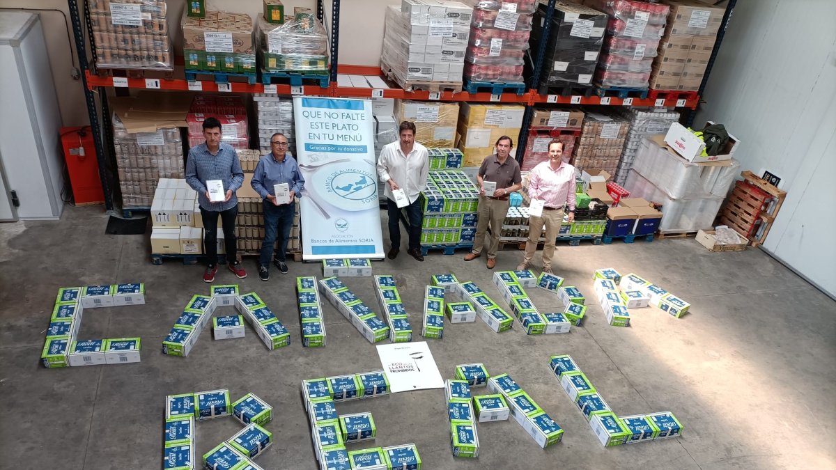Entrega de la segunda tonelada de leche de Cañada Real al Banco de Alimentos de Soria a través de la novela solidaria de Ángel Romera. HDS