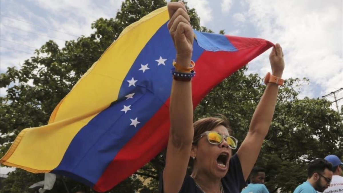 Una detractora de Maduro protesta contra la victoria electoral del dirigente.-FERNANDO LLANO (AP)
