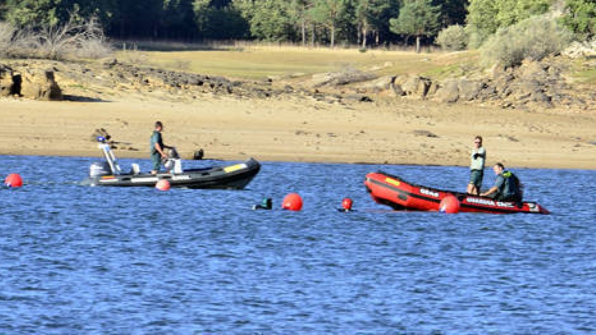 Tareas de búsqueda del bañista fallecido el pasado verano en las aguas del embalse. / ÁLVARO MARTÍNEZ-