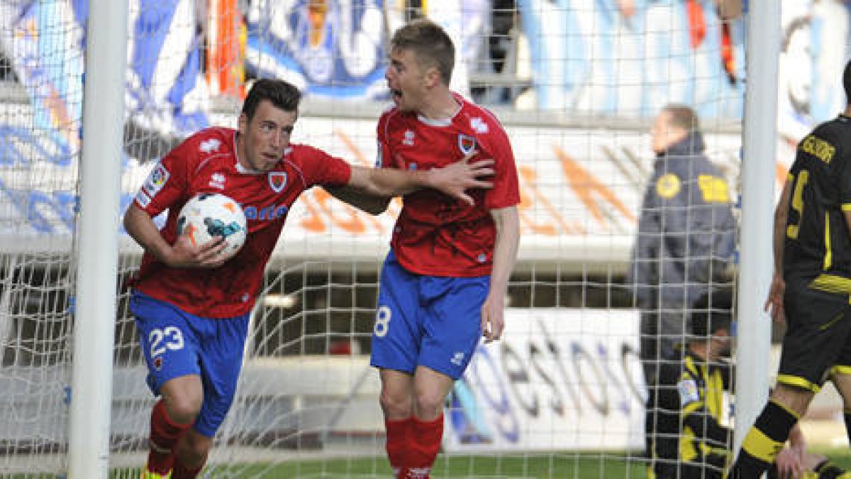 Sergi Enrich y Vicente tras el empate a dos que a la postre fue definitivo. / Diego Mayor-