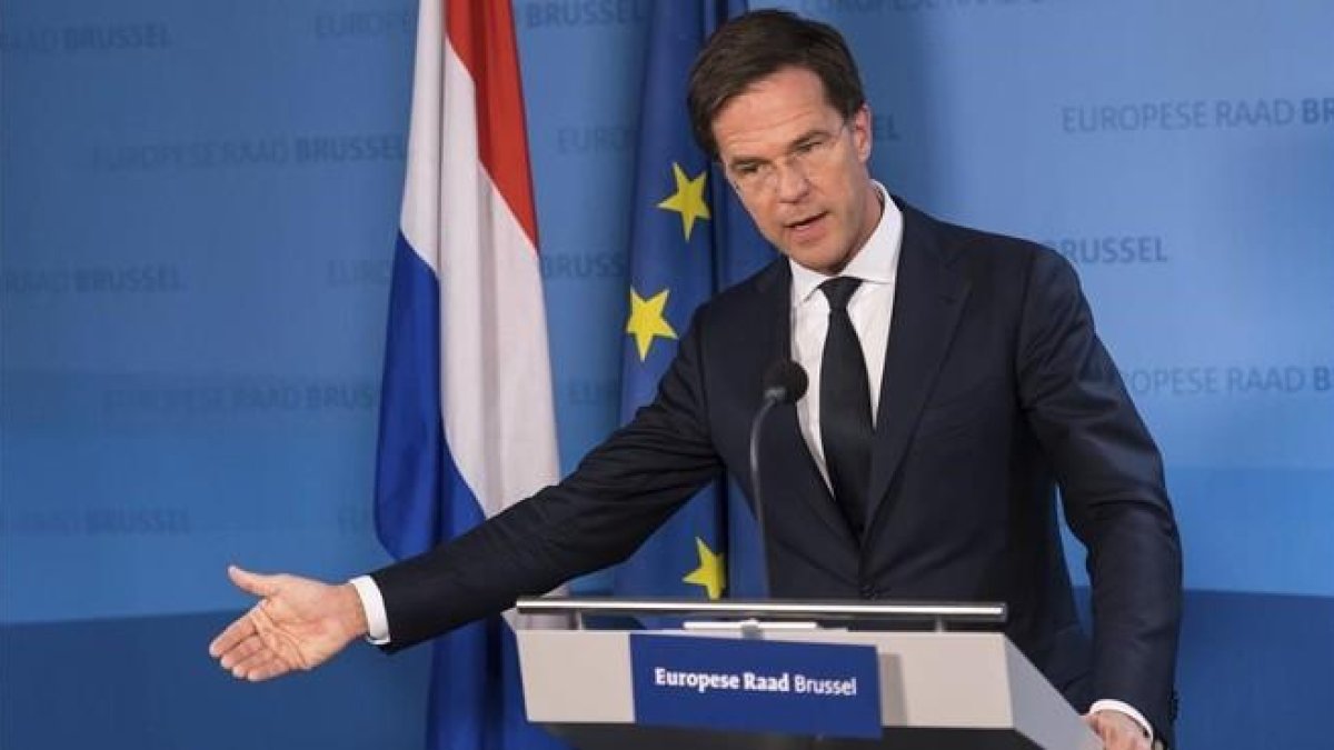 Mark Rutte interviene en una rueda de prensa, en la cumbre de la UE en Bruselas, el 15 de diciembre.-AP / GEERT VANDEN WIJNGAERT