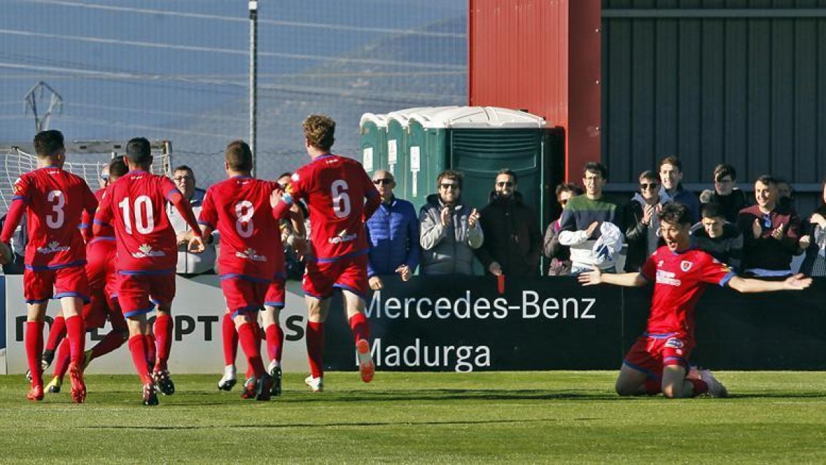 Los jugadores del Numancia B celebran el gol de Beli que da ventaja a los rojillos de cara al partido de vuelta en el terreno de juego del Laredo.-Mario Tejedor