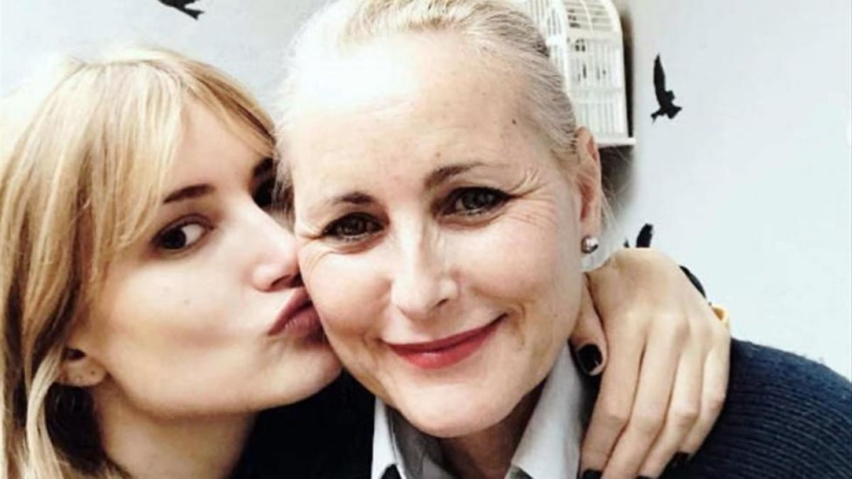 Alba Carrillo y su padre, Lucía Pariente.-EL PERIÓDICO